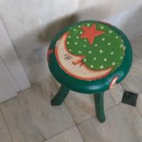 sgabello in legno colorato