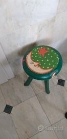 sgabello in legno colorato