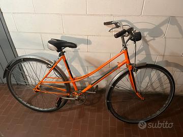 Bici da donna arancione vintage restaurata
