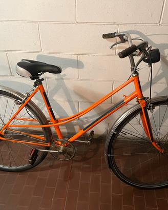 Bici da donna arancione vintage restaurata