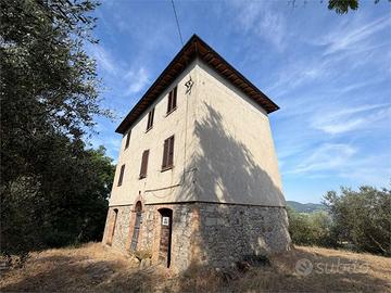 TODI: CASALE CON TERRENO IN POSIZIONE COLLINARE