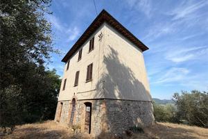 TODI: CASALE CON TERRENO IN POSIZIONE COLLINARE