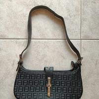 Elegante borsetta nera con tracolla regolabile 