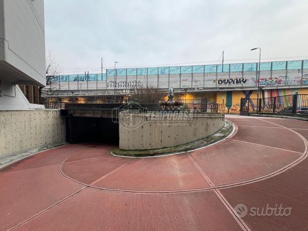 BOX IN POSIZIONE STRATEGICA IN VIALE CORSICA