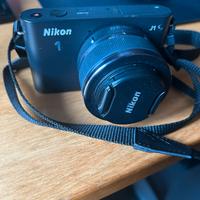 Nikon J1 Kit con caricabatterie e cavalletto