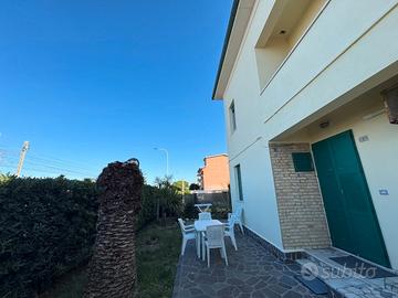 Appartamento con corte a due passi dal mare