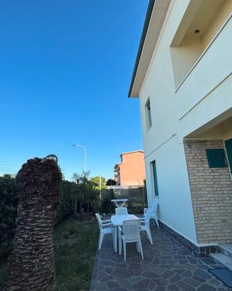 Appartamento con corte a due passi dal mare