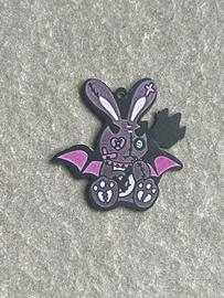 Charm Coniglio Diavolo Alato Acrilico Viola Nero