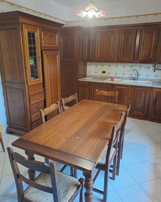 cucina in legno del tondo completa