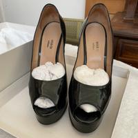 Decolte vernice nero