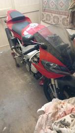 YAMAHA R1 del 2001 a carburatori