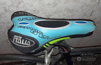 Bicicletta da corsa marca Colnago.