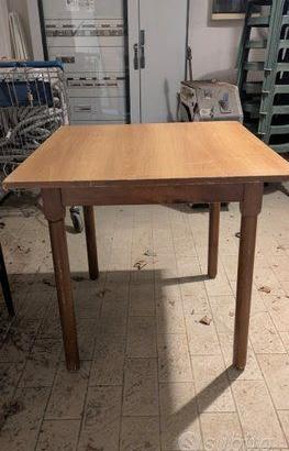 Stock tavoli quadrati in legno