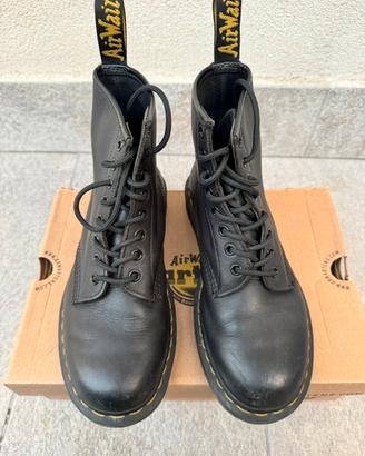Anfibi Dr. Martens 1460 Greasy neri | Nuovi