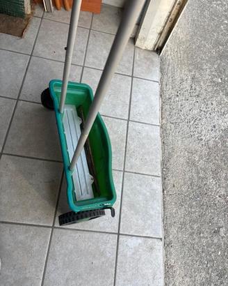 Carrello distributore di concime o semi