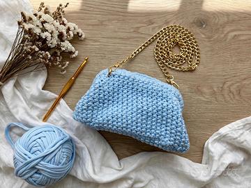 Borsa clutch azzurro cielo con catena dorata nuova