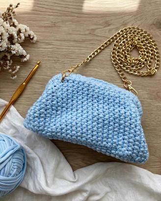 Borsa clutch azzurro cielo con catena dorata nuova