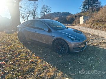 Tesla model y performance 2024 grigio