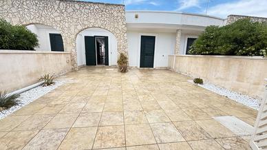 VILLA A SCHIERA A TAVIANO