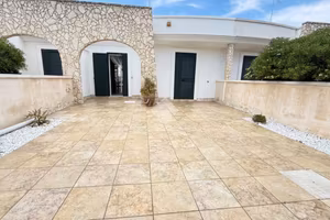 VILLA A SCHIERA A TAVIANO