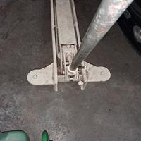 Cric per sollevare auto