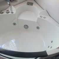 Vasca angolare idromassaggio con luci 