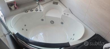 Vasca angolare idromassaggio con luci 
