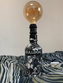 lampada con bottiglia di gin