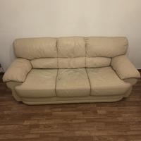 Divano in pelle color crema