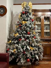 albero innevato natalizio
