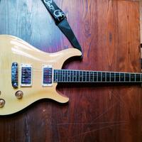 Chitarra elettrica Indie pari al nuovo