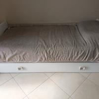 cameretta con doppio lettino a cassetto e srivania