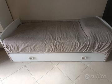 cameretta con doppio lettino a cassetto e srivania