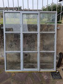 Finestra di ferro battuto con vetri e apertura