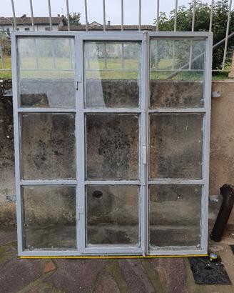 Finestra di ferro battuto con vetri e apertura