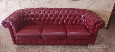 Divano in pelle rossa tipo Chester