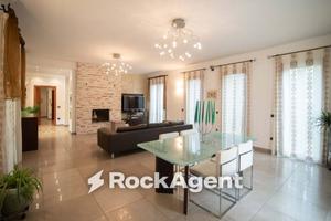 Villa di 400 m² con più di 5 locali e box auto a B