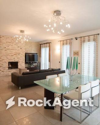 Villa di 400 m² con più di 5 locali e box auto a B