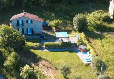 Villetta in pietra con vasca idromassaggio