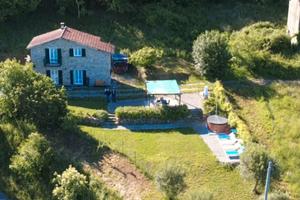 Villetta in pietra con vasca idromassaggio