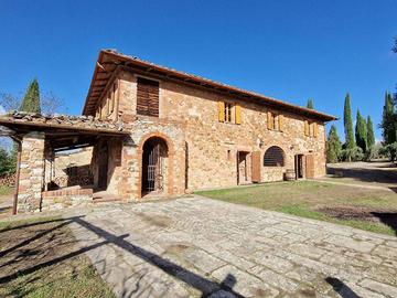 Rustico / Casale di 731 m² con più di 5 locali e b