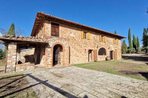 Rustico / Casale di 731 m² con più di 5 locali e b