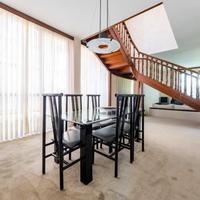 tavolo di cristallo con sedie