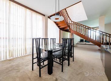 tavolo di cristallo con sedie