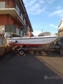 Barca in vetroresina a motore