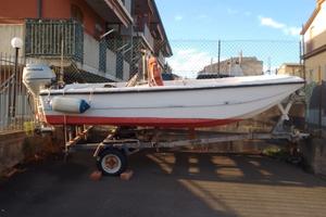 Barca in vetroresina a motore