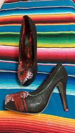 Décolleté con plateau della “Iron Fist Girls”.