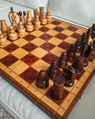  Scacchiera artigianale in legno pirografata 