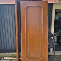 porta con cornice in legno massiccio