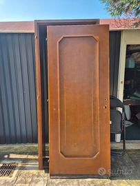 porta con cornice in legno massiccio